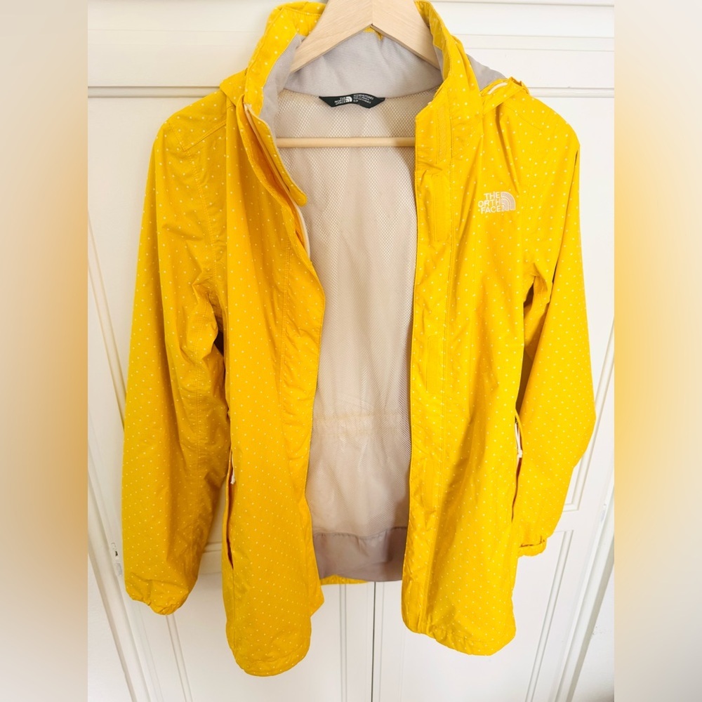 The North Face Resolve Parka in Freesia Yellow Classic Dot - Picture 7 of 9